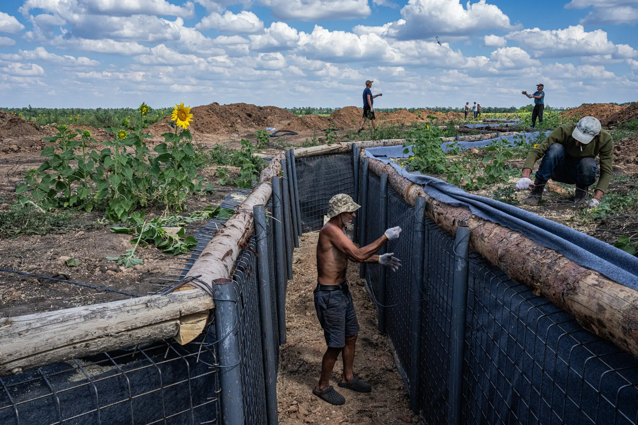 У п'ятницю українські робітники встановлюють траншейну систему.